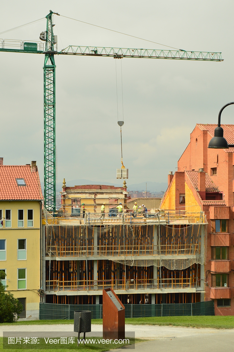 在建筑工地上工作的磚瓦匠、木匠和起重機操作員。采購產品建筑,工程和服務,工藝,肖像。