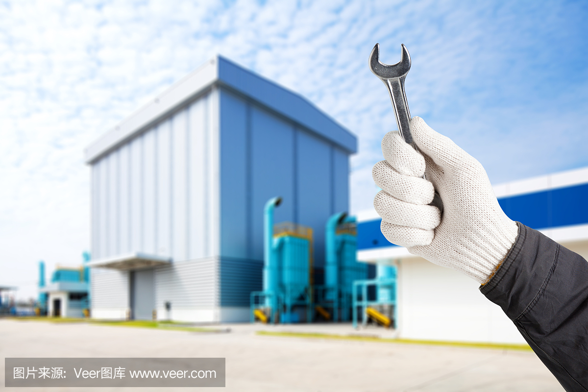 使用扳手進行工廠維護